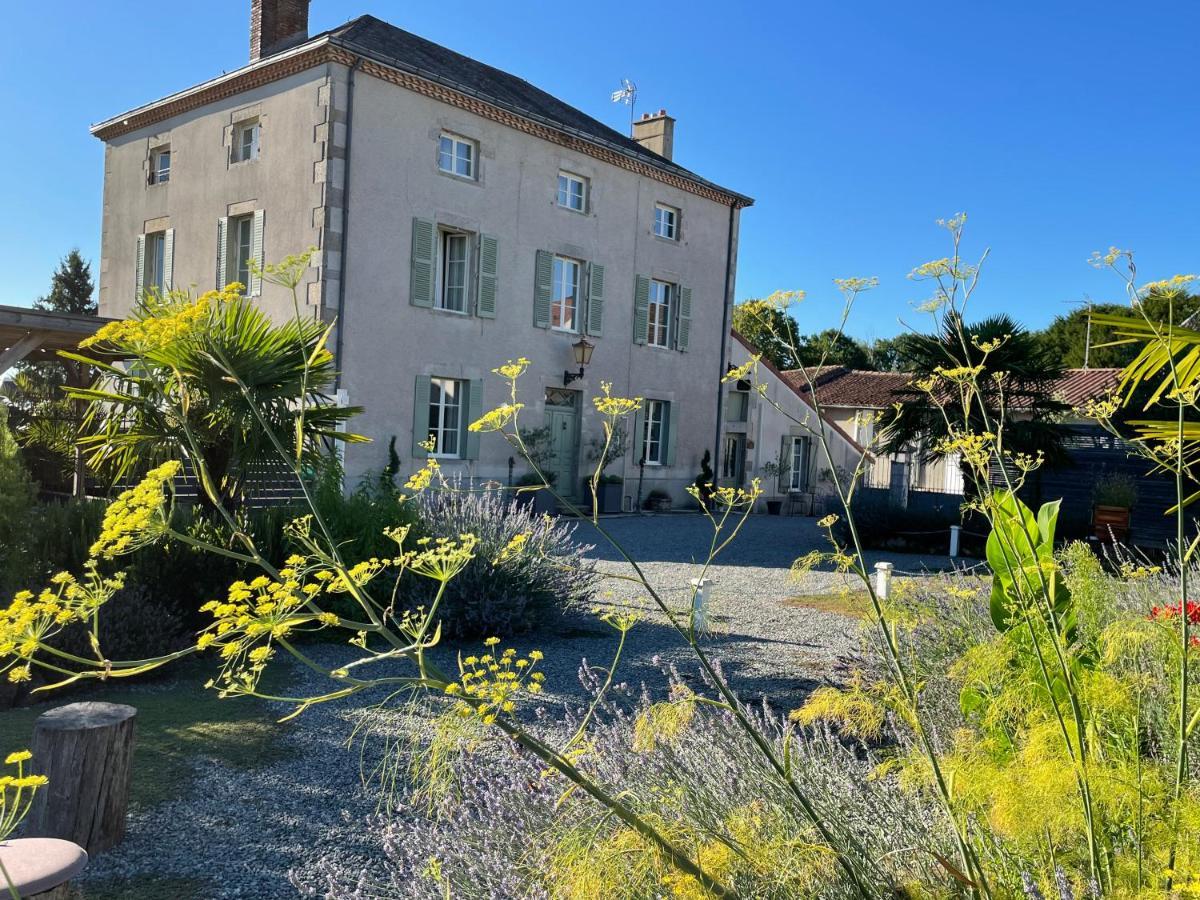 Maison Hirondelles Hotes Mezieres-sur-Issoire Bagian luar foto